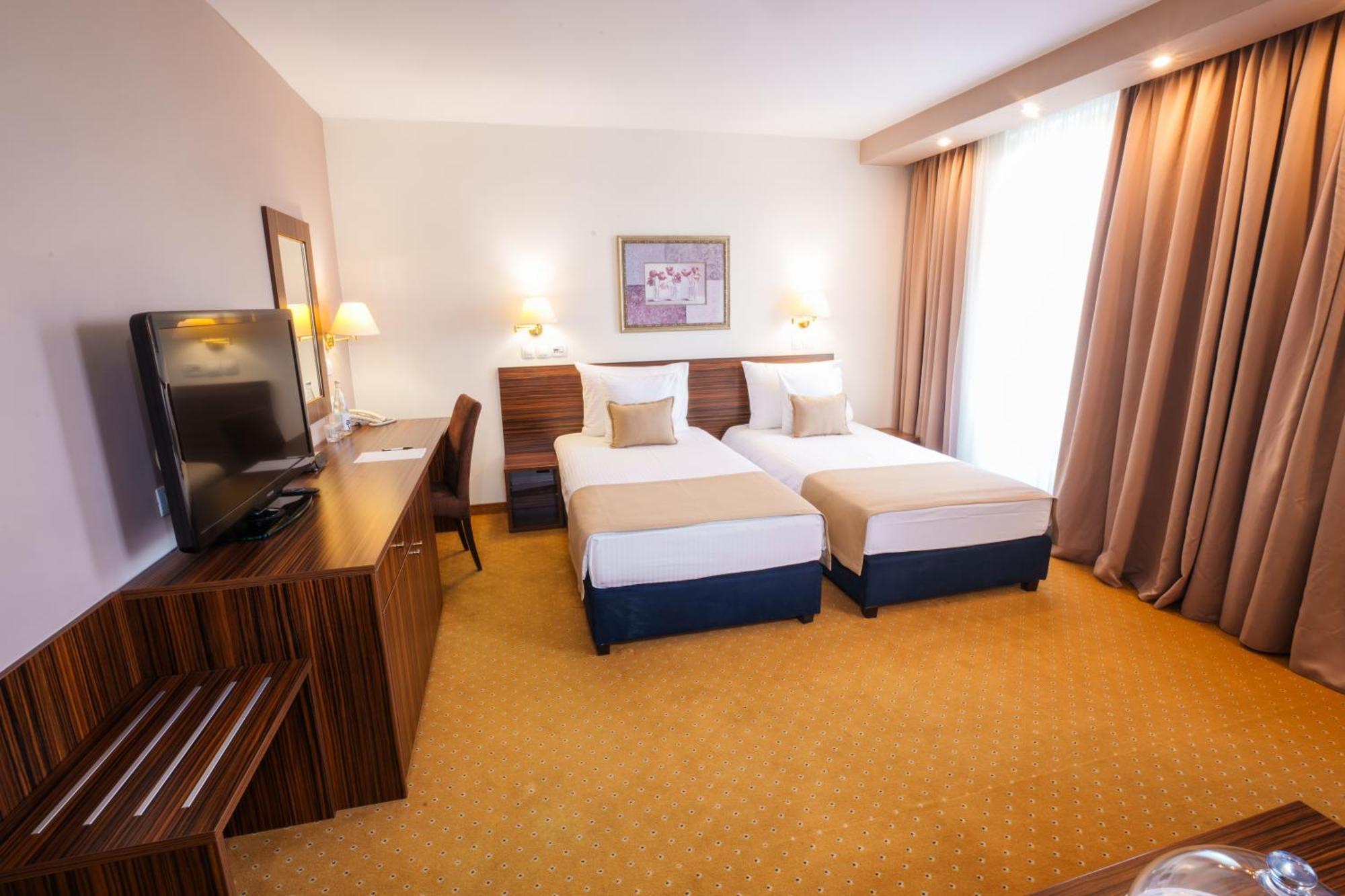 Hotel Monogram Park Ruma Exterior photo