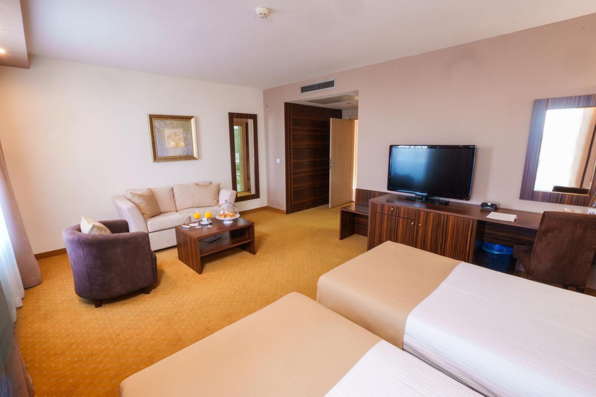 Hotel Monogram Park Ruma Exterior photo